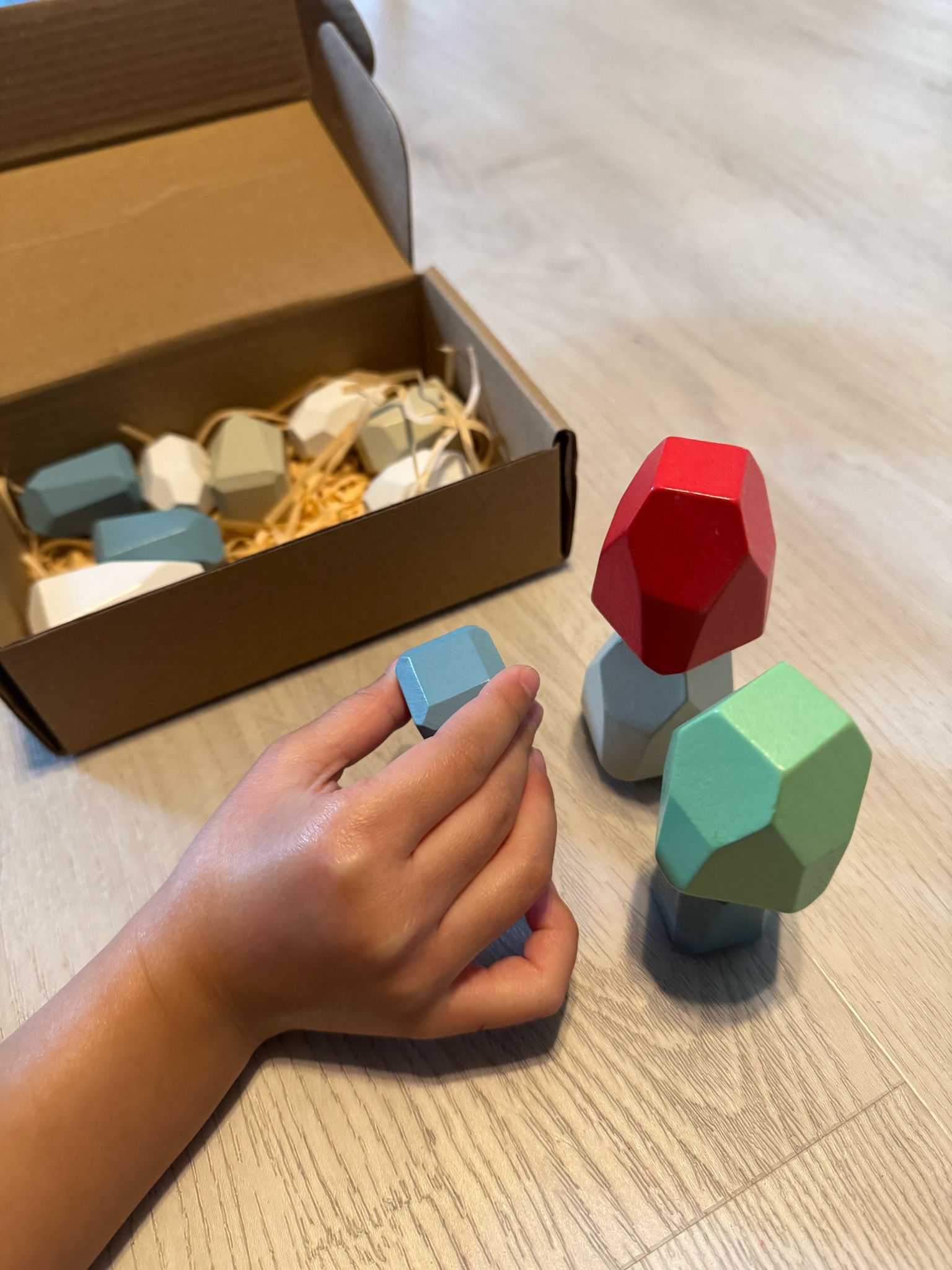 16 farbige Holz Stapelsteine - Kinder Balanciersteine für motorische Entwicklung