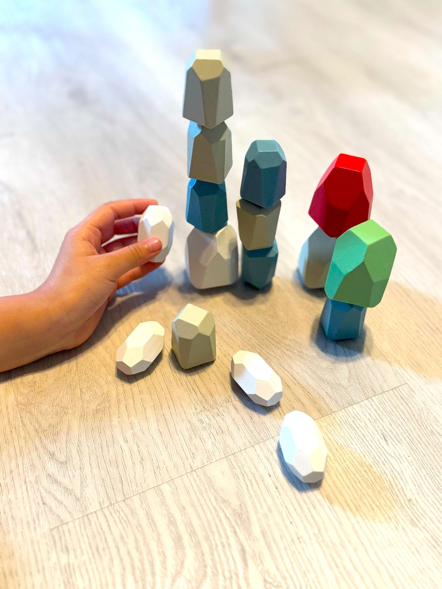 16 farbige Holz Stapelsteine - Kinder Balanciersteine für motorische Entwicklung