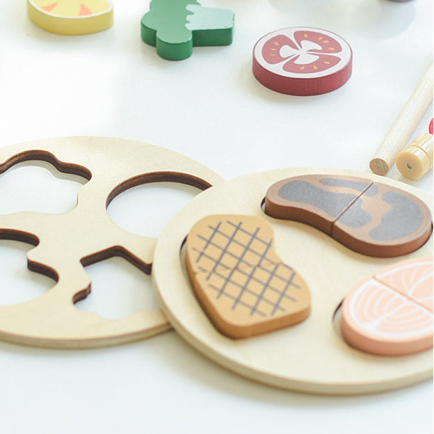 Lebensmittelspielzeug aus Holz mit Kochgeschirr und Utensilien für Kinder ab 24 Monate