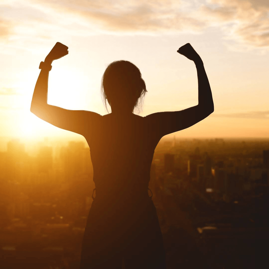 Kraftvolle Silhouette einer Frau im Gegenlicht als Symbol für Energie und Vitalität mit Multigelvit bei Exciteluxury.