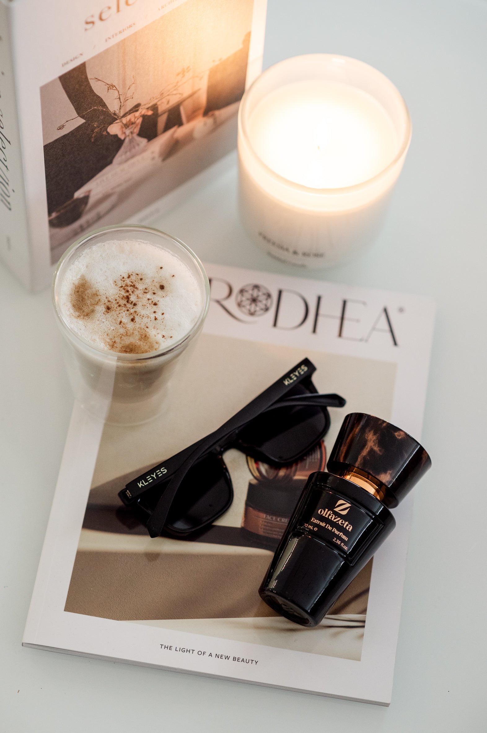 Elegantes Lifestyle Ambiente mit Olfazeta Parfum - Dekoration mit Kerze, Kaffee und Brille - Chogan Duftwelt Luxus Design