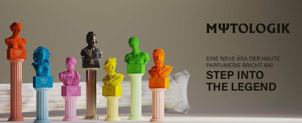 MΨTOLOGIK Götter-Kollektion Übersicht – Sieben Götter als Statuen. Text auf dem Bild: Step into the Legend – Eine neue Ära der Parfümerie. Exklusive Nischendüfte.