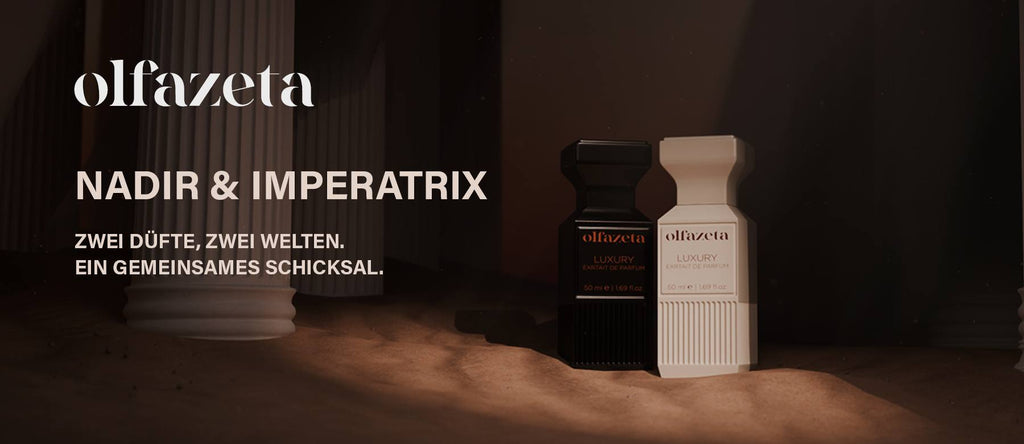 Olfazeta Nadir und Imperatrix Parfüm Flakons in Schwarz und Weiß präsentiert auf Sand neben einer antiken Säule 50 ml Extrait de Parfum Edition