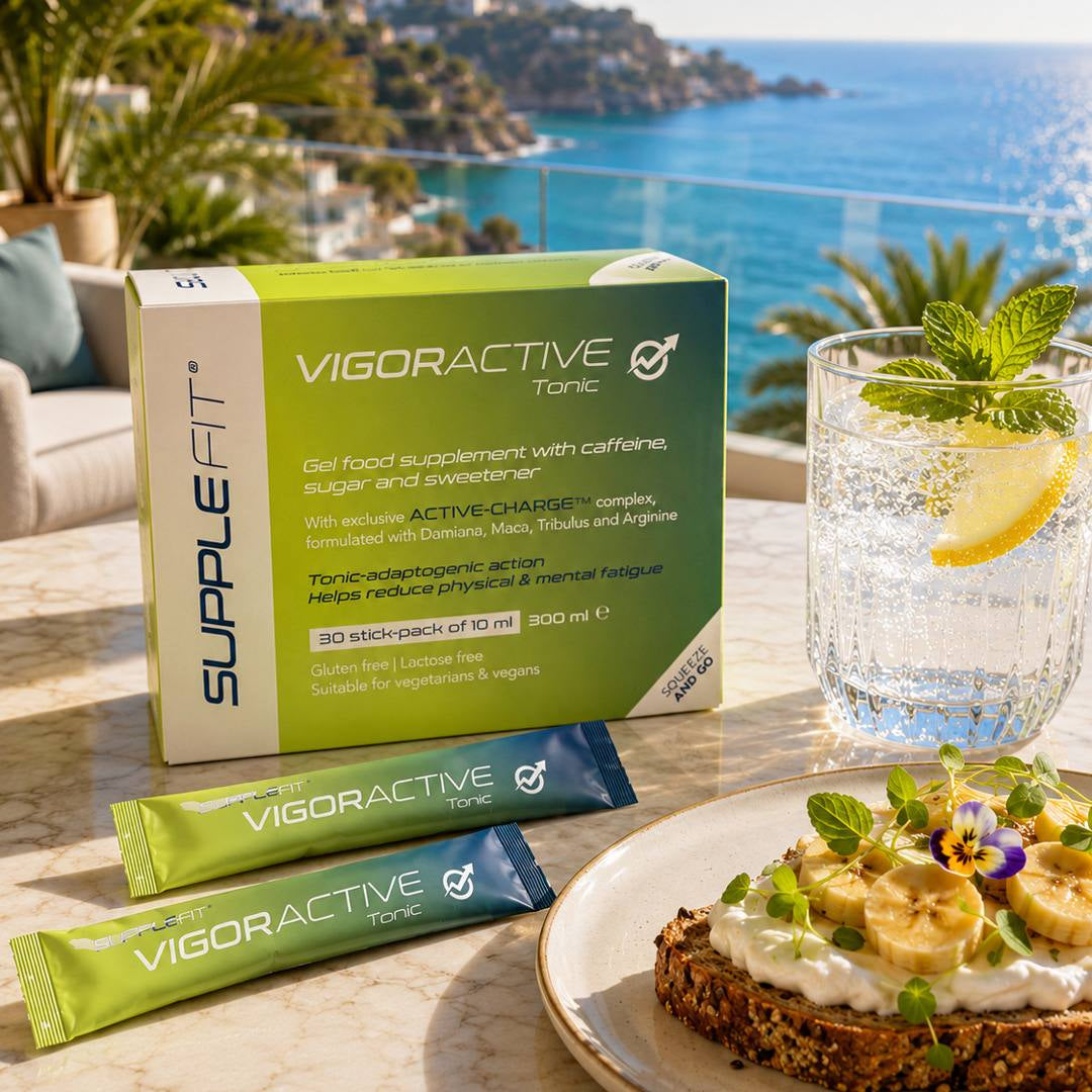 SUPPLEFIT VIGORACTIVE Verpackung und Sticks vor sommerlicher Meereskulisse mit erfrischendem Getränk bei EXCITELUXURY.DE